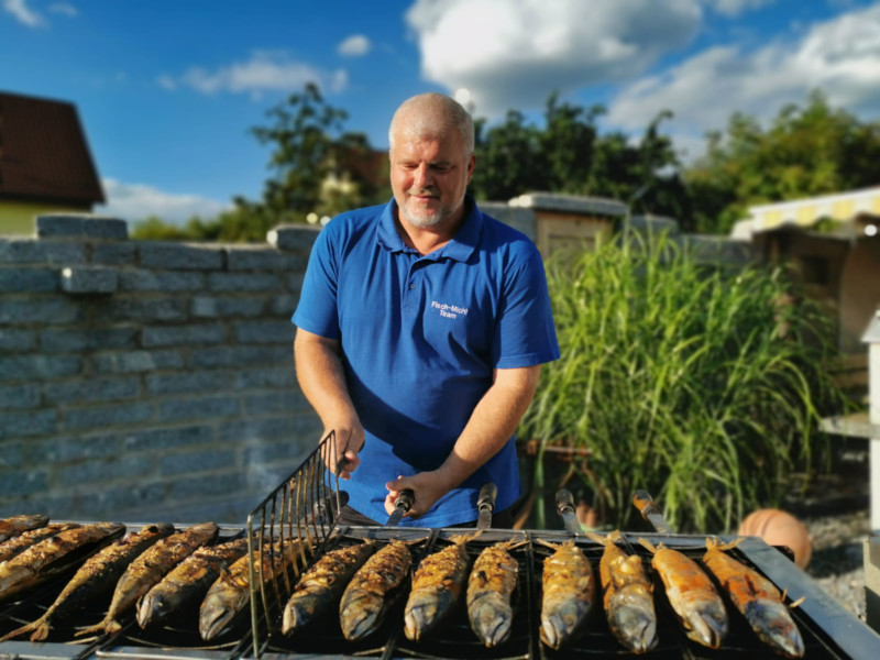 Fisch Michl beim Grillen